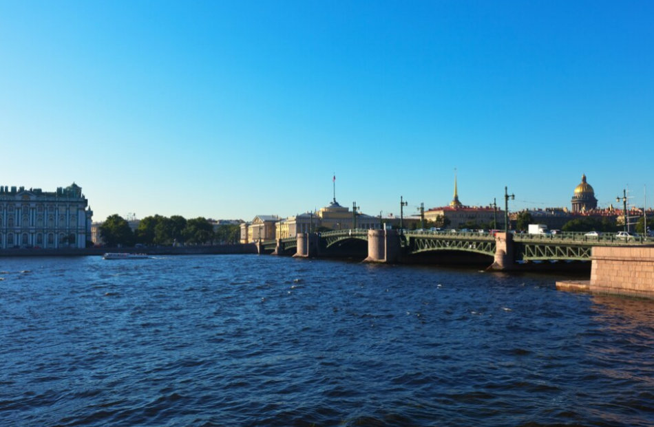 Петростат обрисовал среднестатистический портрет жительницы Петербурга